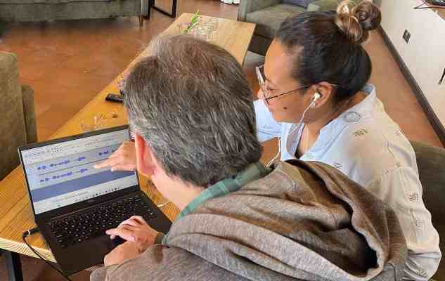 Newari-1500-948 man and woman looking at laptop
